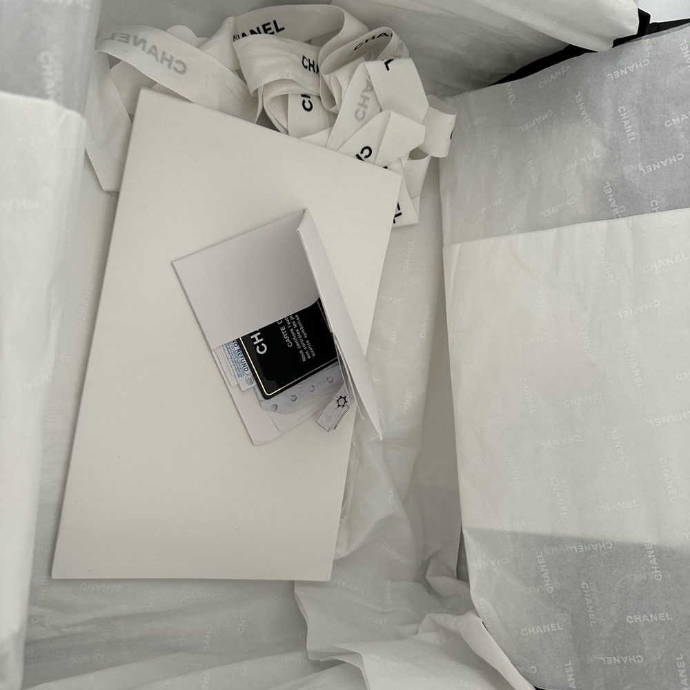 Chanel Medium Boy Bag - Picture 7 of 8